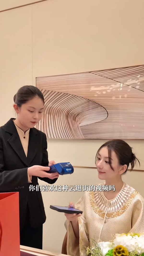 方媛拎20萬Hermès狂掃百萬金飾快狠準 買金唔睇價錢震撼網民:好似我去街市咁