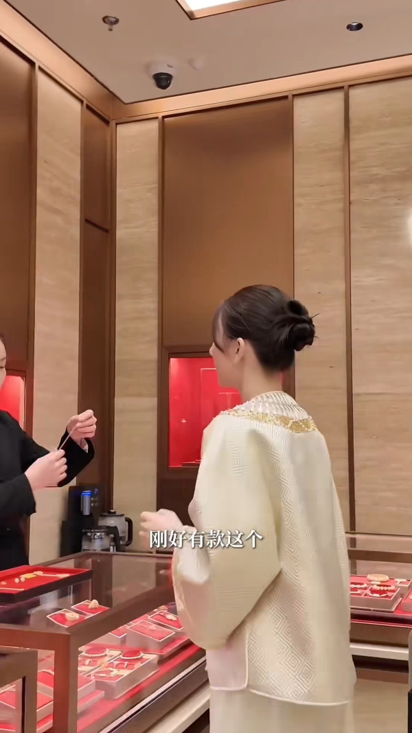 方媛拎20萬Hermès狂掃百萬金飾快狠準 買金唔睇價錢震撼網民：好似我去街市咁