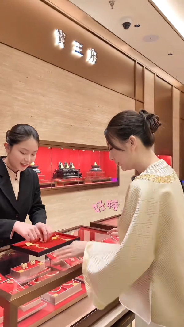 方媛拎20萬Hermès狂掃百萬金飾快狠準 買金唔睇價錢震撼網民：好似我去街市咁