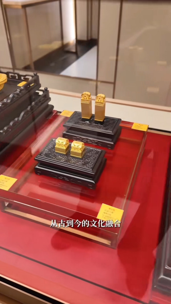 方媛拎20萬Hermès狂掃百萬金飾快狠準 買金唔睇價錢震撼網民：好似我去街市咁