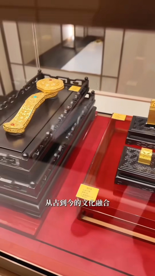 方媛拎20萬Hermès狂掃百萬金飾快狠準 買金唔睇價錢震撼網民：好似我去街市咁