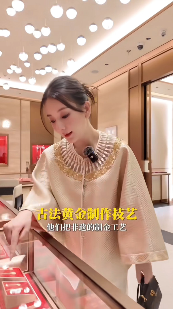 方媛拎20萬Hermès狂掃百萬金飾快狠準 買金唔睇價錢震撼網民：好似我去街市咁