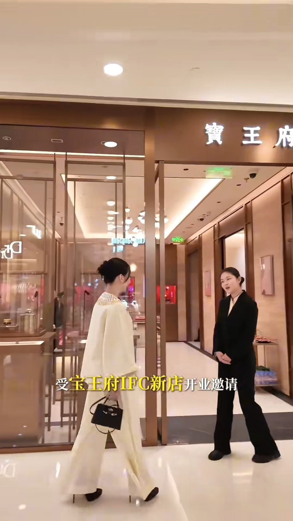 方媛拎20萬Hermès狂掃百萬金飾快狠準 買金唔睇價錢震撼網民：好似我去街市咁