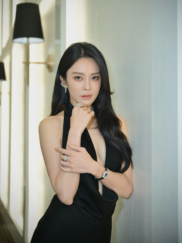 萬千星輝2025丨張曦雯真空性感公開側面相一覽無遺 史上最危險戰衣僅靠一條線固定