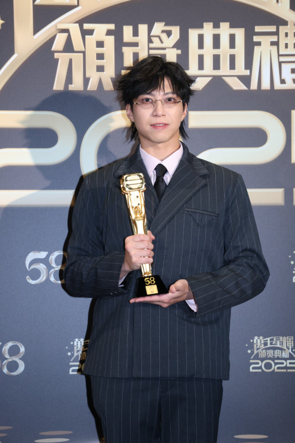 萬千星輝2025|吳業坤老婆眼濕濕見證老公捱出頭攞獎 真實反應曝光激動狂飆廣東話