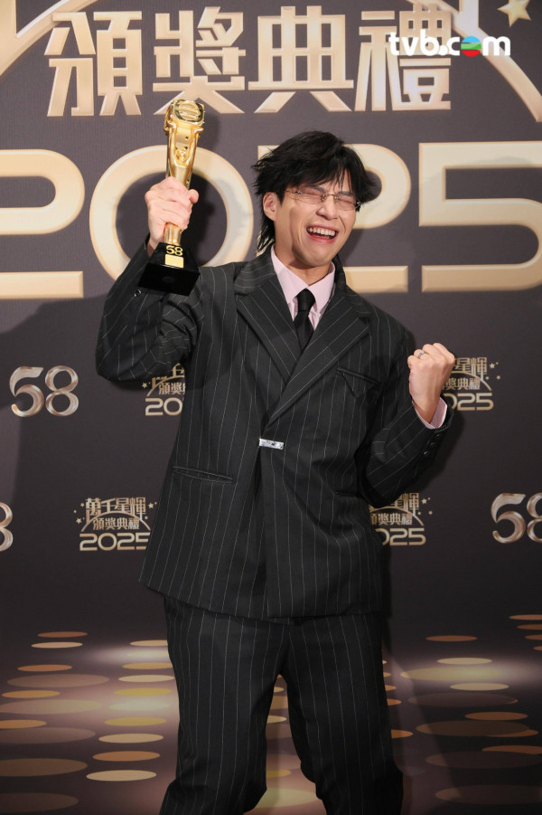 萬千星輝2025|吳業坤老婆眼濕濕見證老公捱出頭攞獎 真實反應曝光激動狂飆廣東話