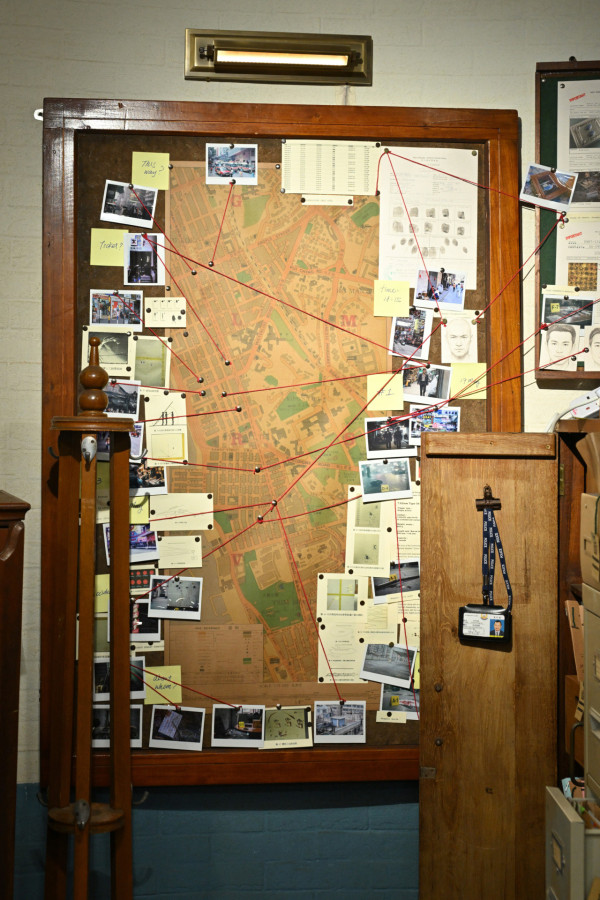 油蔴地警署展覽開幕！沉浸式重溫港產警匪片《無間道》、方中SIR等經典角色