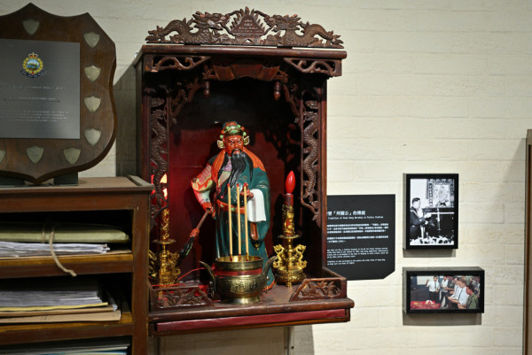 油蔴地警署展覽開幕！沉浸式重溫港產警匪片《無間道》、方中SIR等經典角色