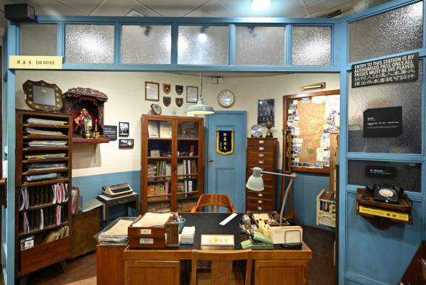 油蔴地警署展覽開幕！沉浸式重溫港產警匪片《無間道》、方中SIR等經典角色