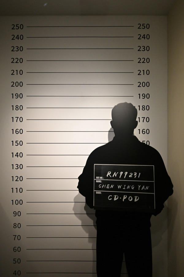 油蔴地警署展覽開幕！沉浸式重溫港產警匪片《無間道》、方中SIR等經典角色