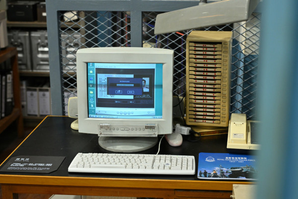 油蔴地警署展覽開幕！沉浸式重溫港產警匪片《無間道》、方中SIR等經典角色