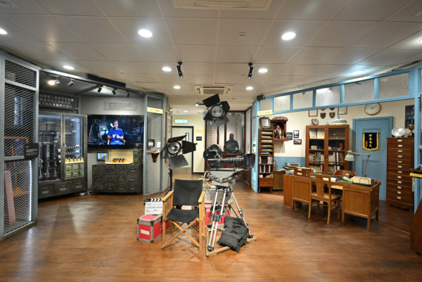 油蔴地警署展覽開幕！沉浸式重溫港產警匪片《無間道》、方中SIR等經典角色