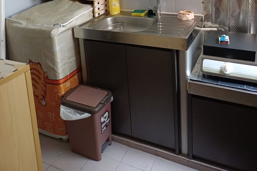 「我呢個都二千幾啦，揾師傅訂做唔同㗎，靚好多」。（截圖：Facebook@香港公營房屋討論區）