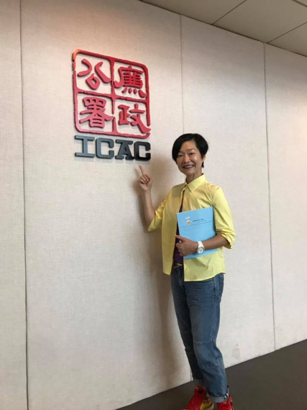 譚玉瑛跑樓梯意外跌倒「膝蓋骨碎裂」 忍痛延遲手術傷勢曝光︰包紮得好似大件事