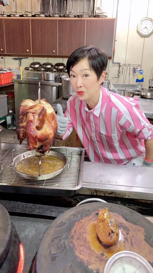 譚玉瑛跑樓梯意外跌倒「膝蓋骨碎裂」 忍痛延遲手術傷勢曝光︰包紮得好似大件事