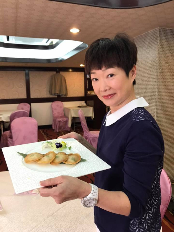 譚玉瑛跑樓梯意外跌倒「膝蓋骨碎裂」 忍痛延遲手術傷勢曝光︰包紮得好似大件事