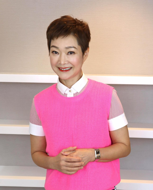 譚玉瑛跑樓梯意外跌倒「膝蓋骨碎裂」 忍痛延遲手術傷勢曝光︰包紮得好似大件事