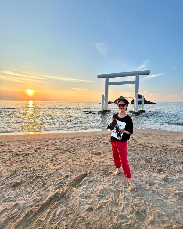 譚玉瑛跑樓梯意外跌倒「膝蓋骨碎裂」 忍痛延遲手術傷勢曝光︰包紮得好似大件事