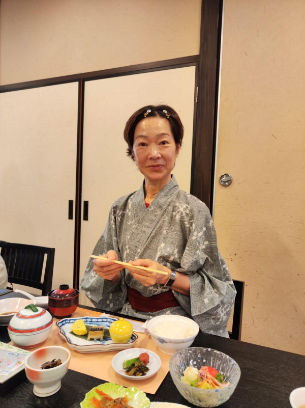 譚玉瑛跑樓梯意外跌倒「膝蓋骨碎裂」 忍痛延遲手術傷勢曝光︰包紮得好似大件事