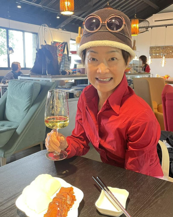 譚玉瑛跑樓梯意外跌倒「膝蓋骨碎裂」 忍痛延遲手術傷勢曝光︰包紮得好似大件事