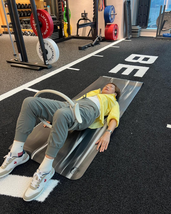 譚玉瑛跑樓梯意外跌倒「膝蓋骨碎裂」 忍痛延遲手術傷勢曝光︰包紮得好似大件事