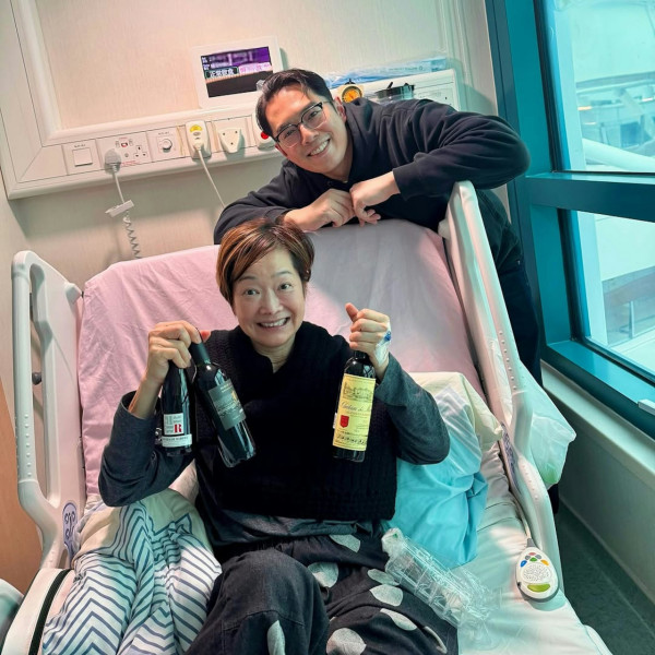 譚玉瑛跑樓梯意外跌倒「膝蓋骨碎裂」 忍痛延遲手術傷勢曝光︰包紮得好似大件事