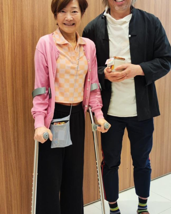 譚玉瑛跑樓梯意外跌倒「膝蓋骨碎裂」 忍痛延遲手術傷勢曝光︰包紮得好似大件事