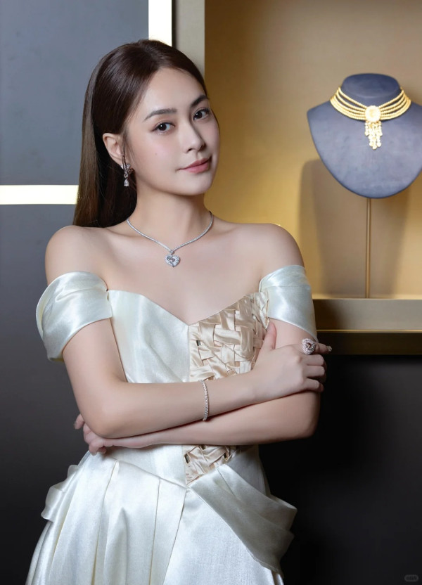 44歲阿嬌鍾欣潼無濾鏡生圖驚艷全網！零瑕疵神顏完勝精修圖獲讚「真人靚100倍」