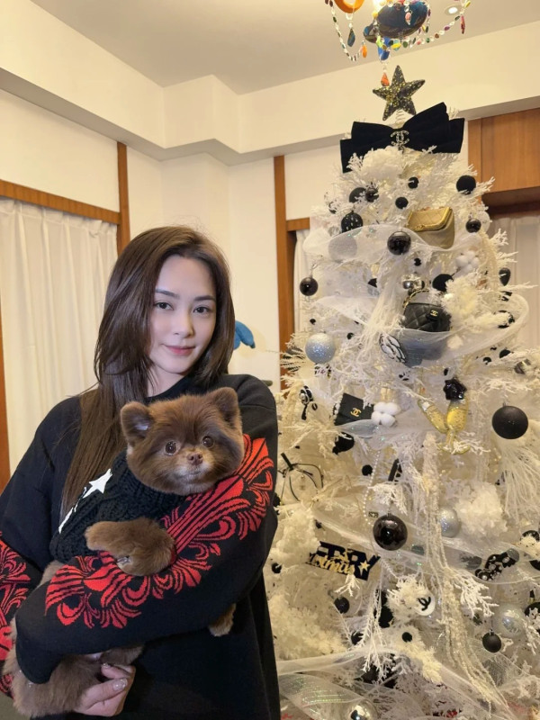 44歲阿嬌鍾欣潼無濾鏡生圖驚艷全網！零瑕疵神顏完勝精修圖獲讚「真人靚100倍」