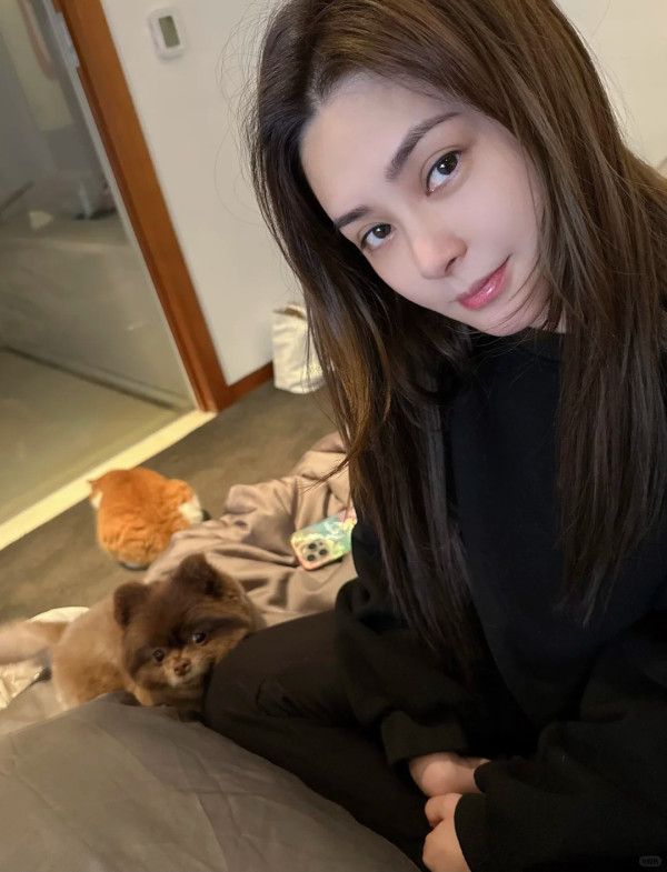 44歲阿嬌鍾欣潼無濾鏡生圖驚艷全網！零瑕疵神顏完勝精修圖獲讚「真人靚100倍」