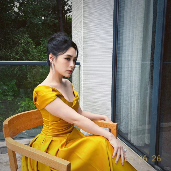 44歲阿嬌鍾欣潼無濾鏡生圖驚艷全網！零瑕疵神顏完勝精修圖獲讚「真人靚100倍」