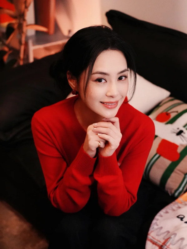 44歲阿嬌鍾欣潼無濾鏡生圖驚艷全網！零瑕疵神顏完勝精修圖獲讚「真人靚100倍」