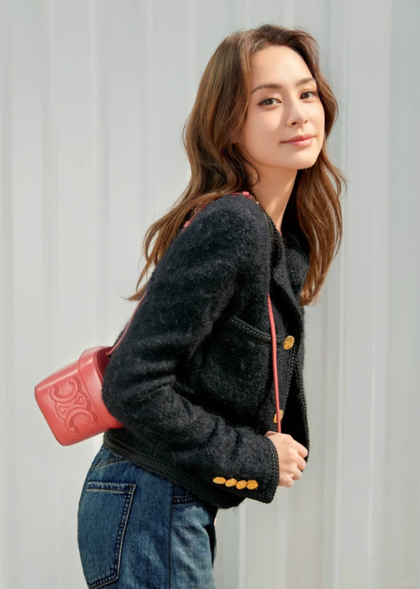 44歲阿嬌鍾欣潼無濾鏡生圖驚艷全網！零瑕疵神顏完勝精修圖獲讚「真人靚100倍」