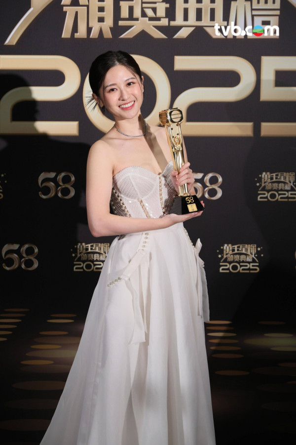 TVB最佳女新人倪嘉雯中大畢業照曝光！青澀容貌震撼網民：咁樣先係國民初戀