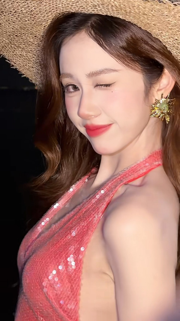 前港姐季軍性感解放黑T-back現形極大膽 透視效果驚見洩春光震撼眼球