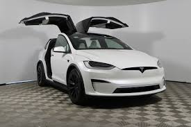 Tesla 變殺人機器？Model X 突「鬼控車」撞貨車 輔助駕駛 4 大保命功能集體失效？