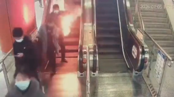 有3C無充電都自燃?新買尿袋地鐵「噴火」燒穿褸 消防揭起火恐怖成因見2情況慎用