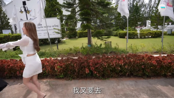 波波遊泰國低胸性感被教堂拒諸門外！著成「咁樣」被胡慧沖指正：唔太適合入去