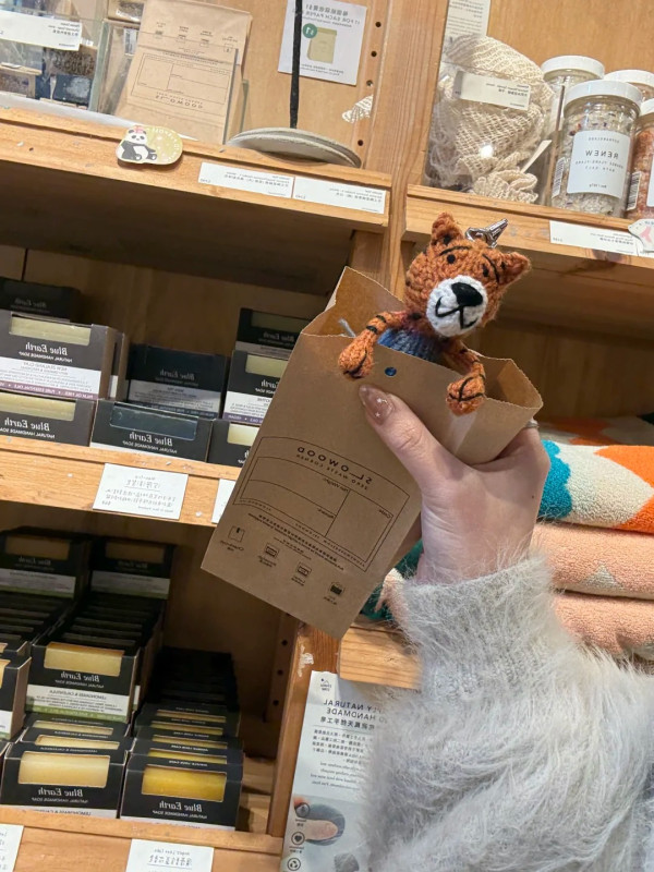 動漫界傳奇「熊吉」在港落網？LOG-ON現身爆紅公仔「熊吉被逮捕」 還原經典被捕場面！