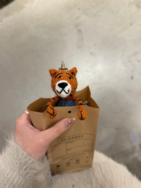 動漫界傳奇「熊吉」在港落網？LOG-ON現身爆紅公仔「熊吉被逮捕」 還原經典被捕場面！