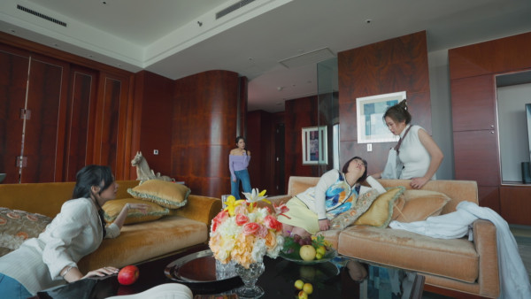 尋歡作樂的姐姐丨何沛珈林凱恩歎小鮮肉按摩師 何依婷背夫享五名猛男「十手按摩」