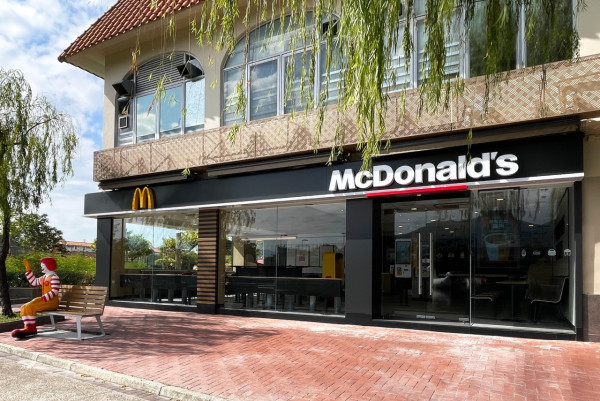 港版「老人與海」麥當勞曝光！坐擁絕美天鵝湖　網民：靚到唔似香港