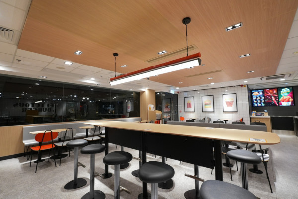 港版「老人與海」麥當勞曝光！坐擁絕美天鵝湖　網民：靚到唔似香港