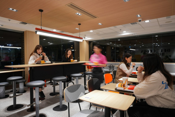 港版「老人與海」麥當勞曝光！坐擁絕美天鵝湖　網民：靚到唔似香港