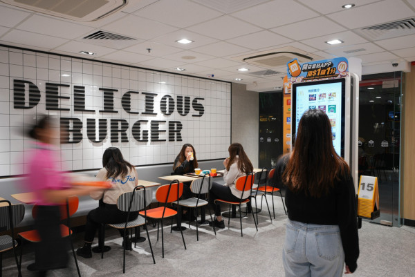 港版「老人與海」麥當勞曝光！坐擁絕美天鵝湖　網民：靚到唔似香港