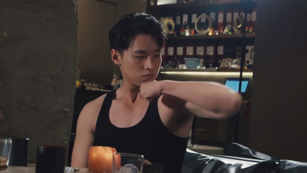 尋歡作樂的姐姐丨林凱恩遭爆肌男單手舉起瘋狂尖叫 何沛珈體驗「動態公主抱」嚇到Body見紅！