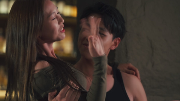 尋歡作樂的姐姐丨林凱恩遭爆肌男單手舉起瘋狂尖叫 何沛珈體驗「動態公主抱」嚇到Body見紅！