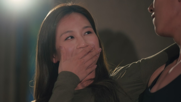 尋歡作樂的姐姐丨林凱恩遭爆肌男單手舉起瘋狂尖叫 何沛珈體驗「動態公主抱」嚇到Body見紅！