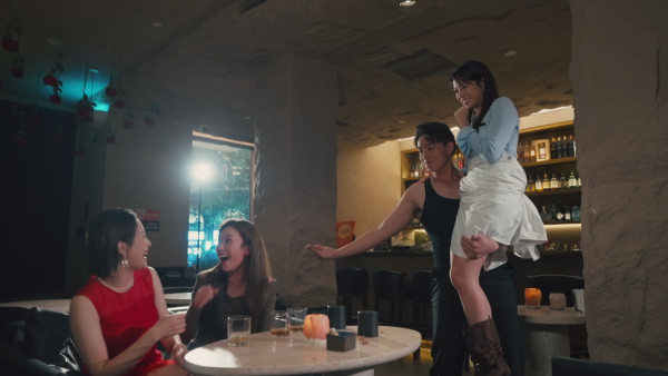 尋歡作樂的姐姐丨林凱恩遭爆肌男單手舉起瘋狂尖叫 何沛珈體驗「動態公主抱」嚇到Body見紅！