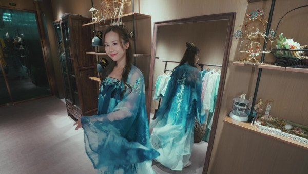 尋歡作樂的姐姐丨林凱恩僅包毛巾露香肩浸浴 何沛珈試「冷療機」攝氏-100度超低溫